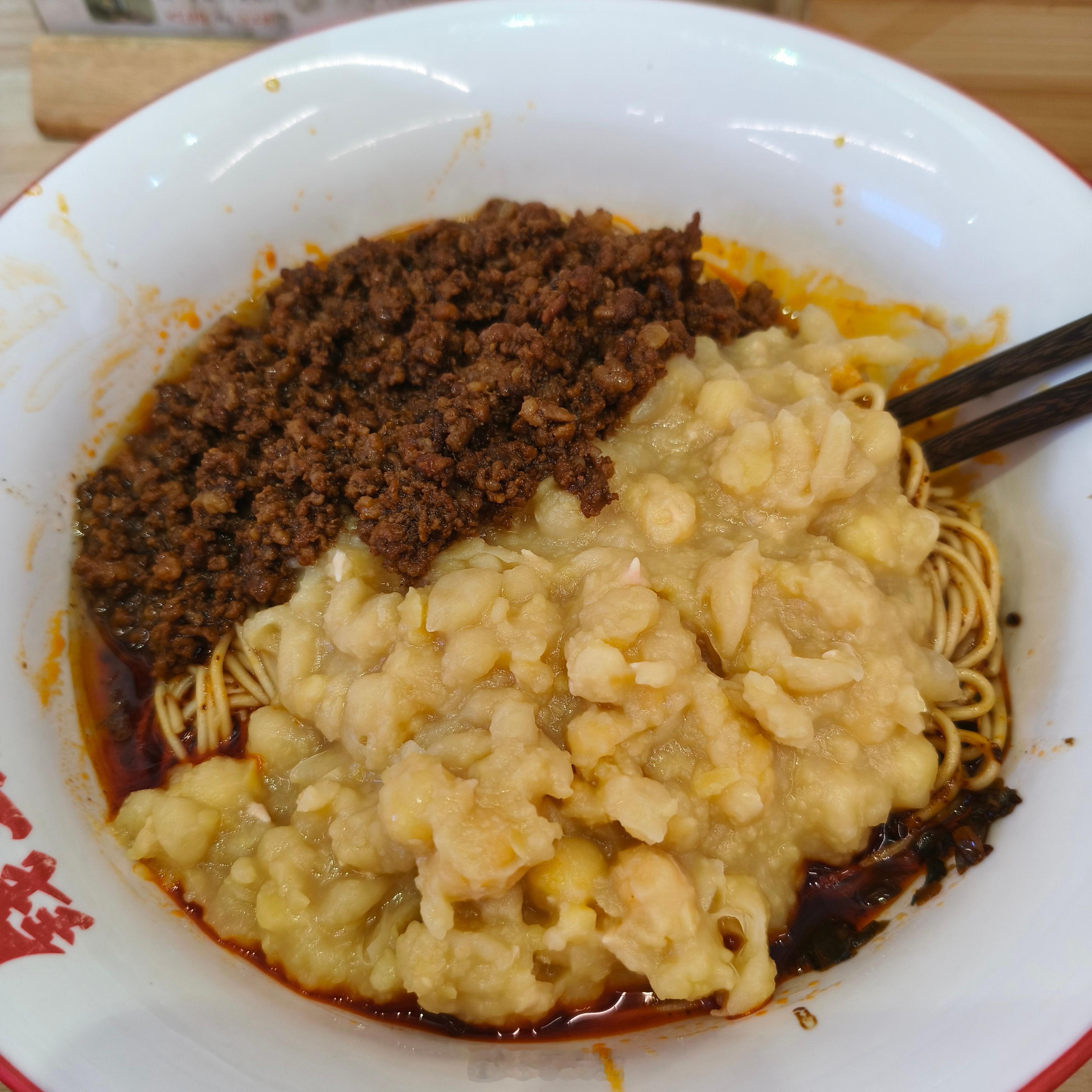 晚上在长沙吃了一碗重庆豌豆面，16块钱，分量好多，这个价格比我在成都和重庆吃的还