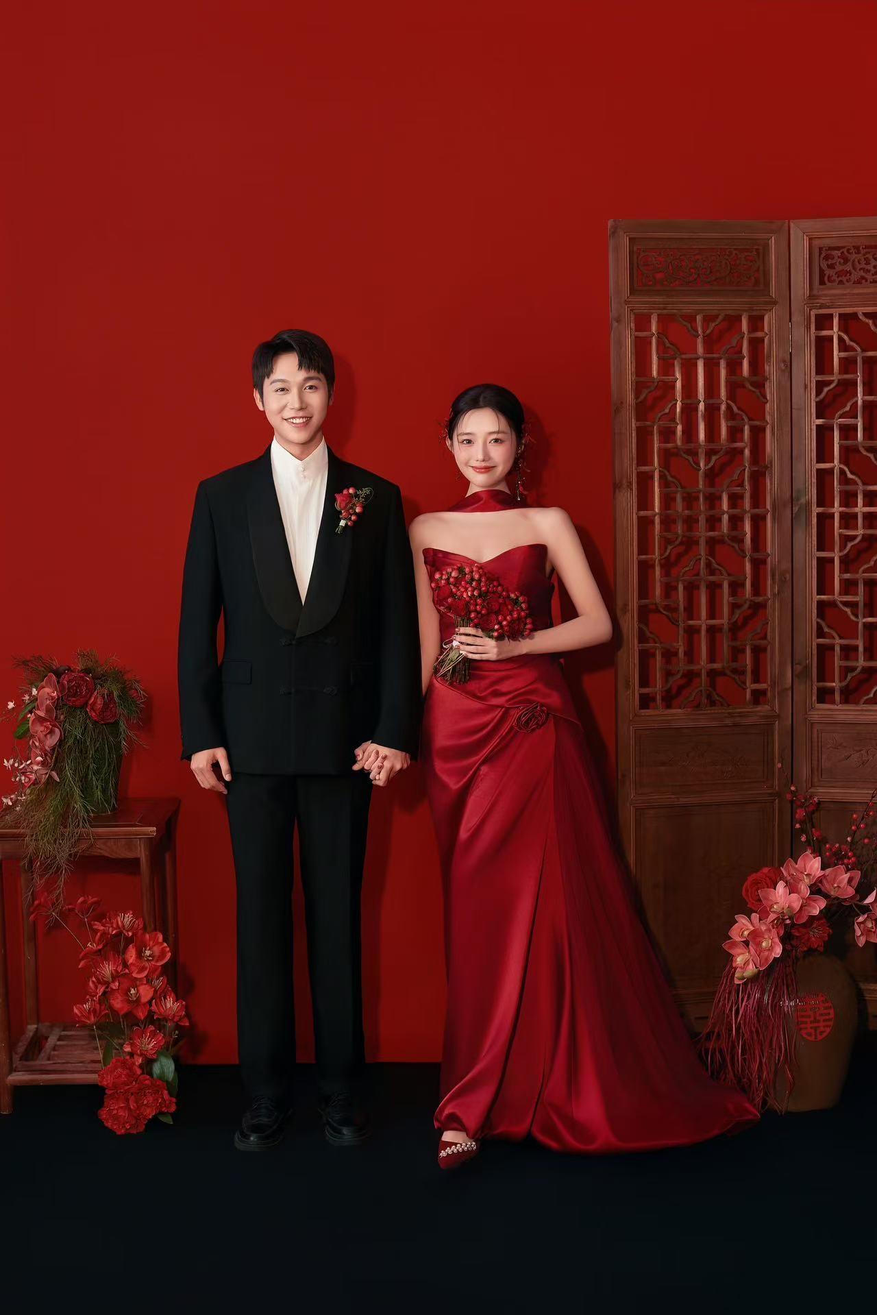 红色是血脉里的颜色，新中式是我们对“执子之手”的郑重回答。❤️💌 西式婚纱照美