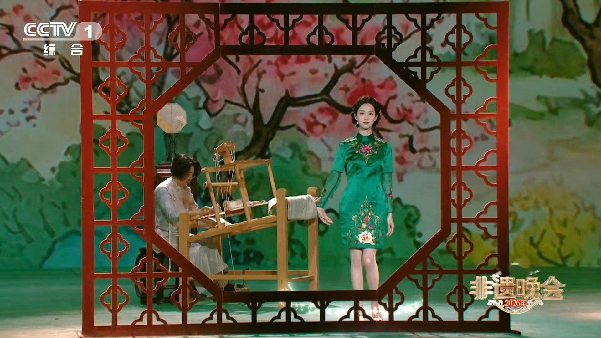 2000多小时织就的云锦旗袍有多美陈都灵4次非遗旗袍变装 两千余小时的匠心沉淀，