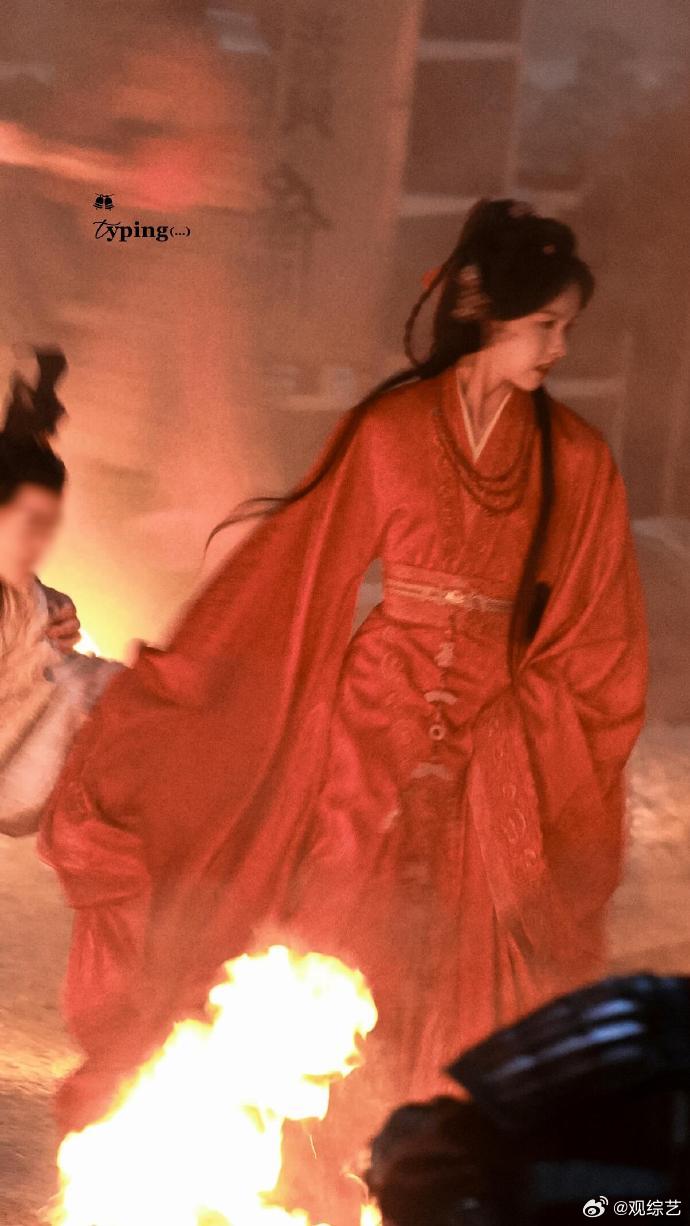 陈都灵红衣嫦娥干后羿的事楚朝女王暴击！嫦娥脸+后羿魂，这波弓弦震颤直接射穿内娱古