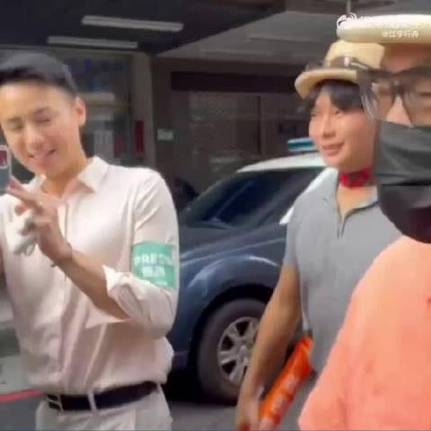 #德子的窝[超话]#  2.#蔡康永现身台独分子竞选会场#热搜引发广泛讨论，网友看到当事人方以采访为