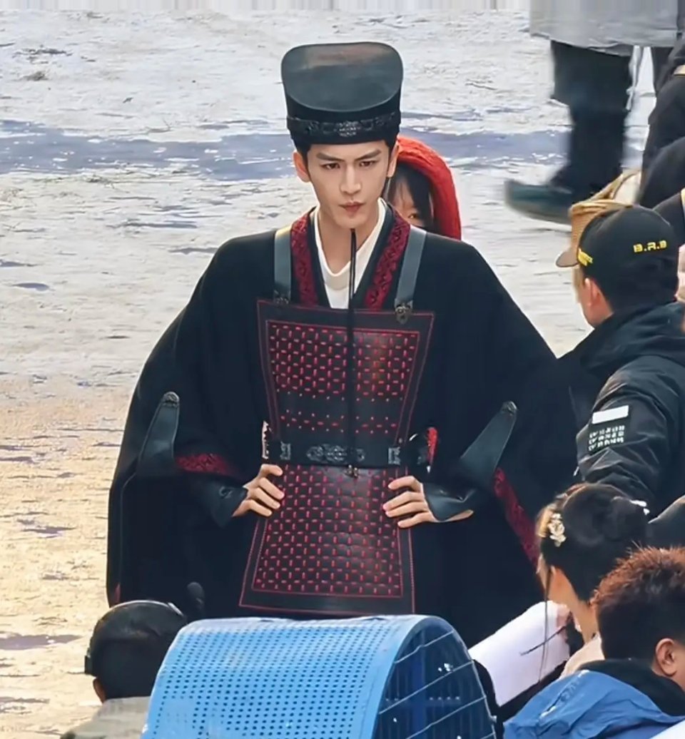 这妆造，是要毁了张凌赫吗？ 