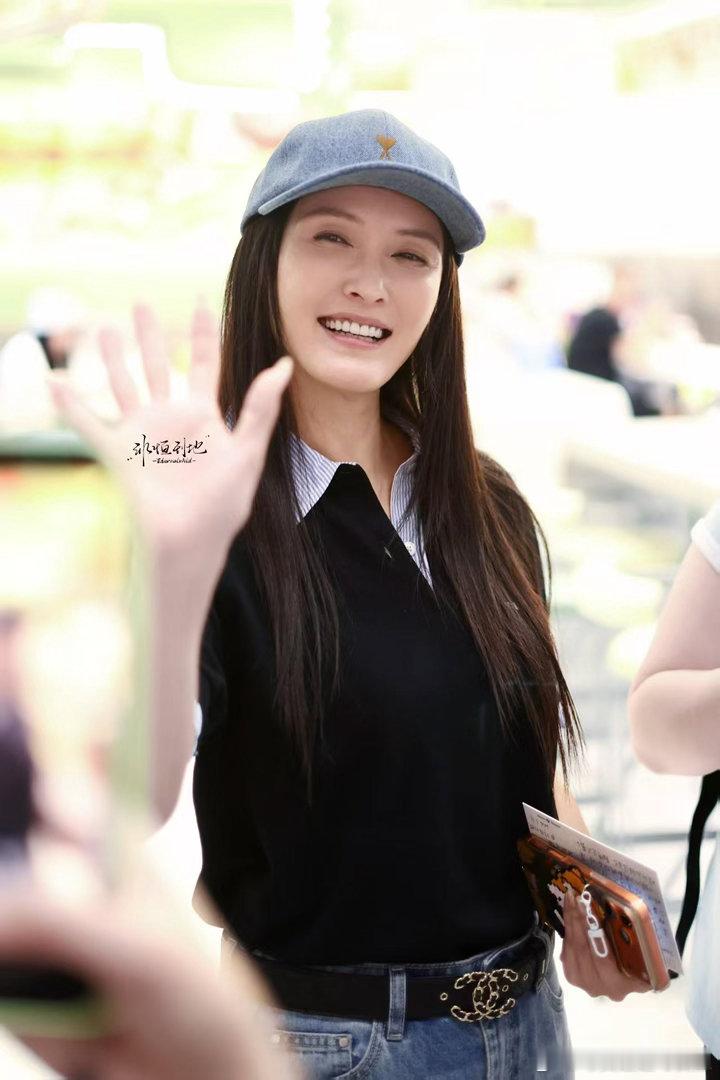 徐洁儿徐洁儿跳广场舞的年纪跳女团舞路人直接被徐洁儿惊艳到🔥浑身充满精气神，轻轻