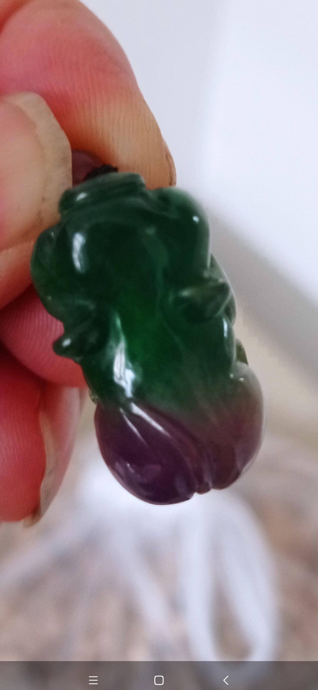 家人们谁懂啊，看到这个近高冰帝王绿俏紫小吊坠，简直走不动道了！这迷你帝王绿，颜色