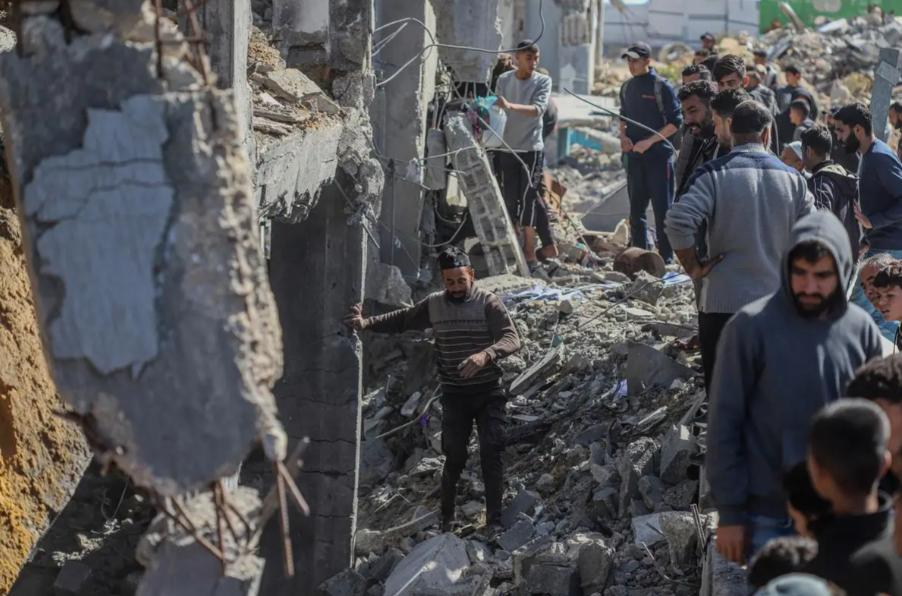 现在，也许人们不是在看伊朗还能坚持几天，而是在看美以还能坚持几天。
也许大家都没