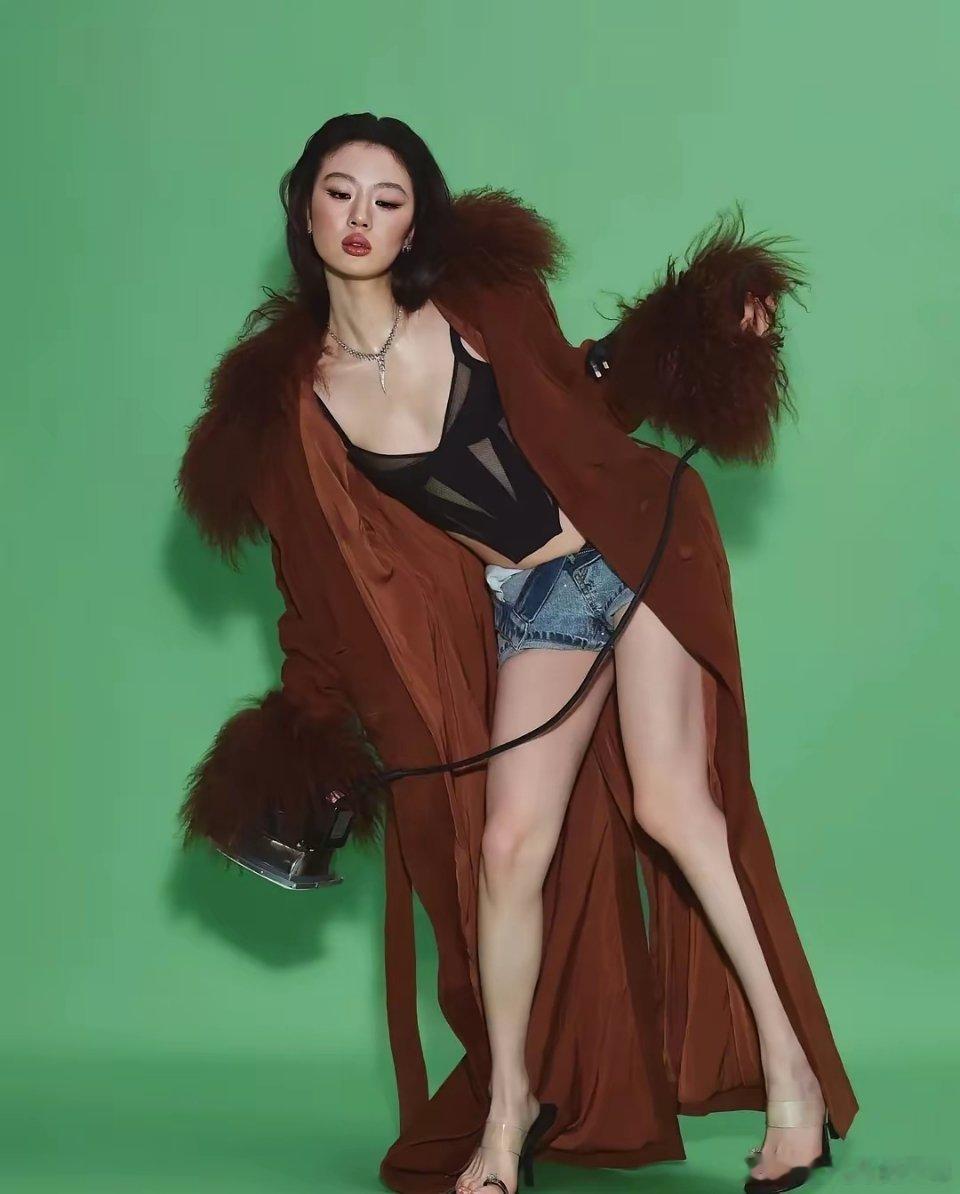 单依纯《李白》之后就开始走偏了，老是穿一些奇装异服，她可能觉得这很时尚吧。而且她