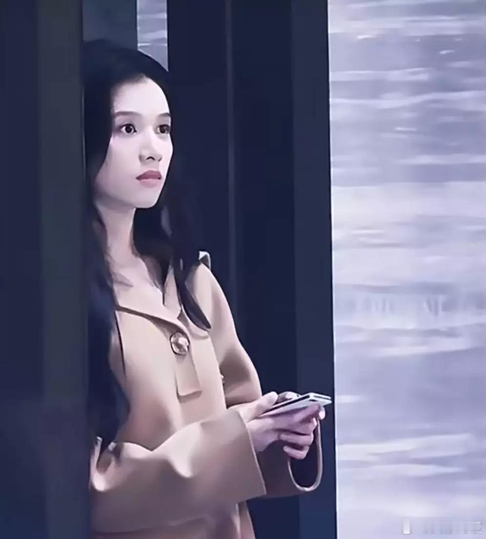 文亦娱乐张婧仪浅棕系穿搭清爽温柔 抿嘴浅笑尽显甜美灵动 