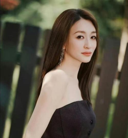 《乘风2026》初舞台，李小冉一袭黑羽高定裙惊艳登场，被网友狂赞“黑天鹅本鹅”。