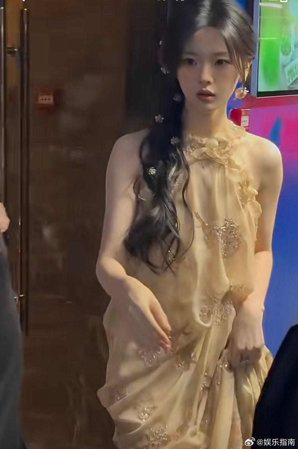 杨超越心动的信号上班，身穿裸色挂脖花朵刺绣裙，这一套完全是仙女来的