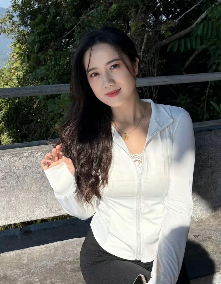 阳光下的白衣少女，自然清新，宛如一幅画