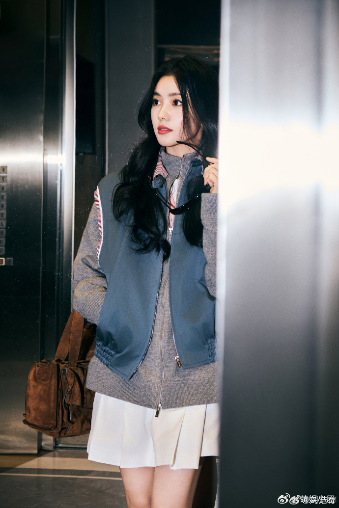 刘浩存甜酷大波浪 启程巴黎时装周的刘浩存太绝了💃甜酷大波浪卷发氛围感拉满，完美