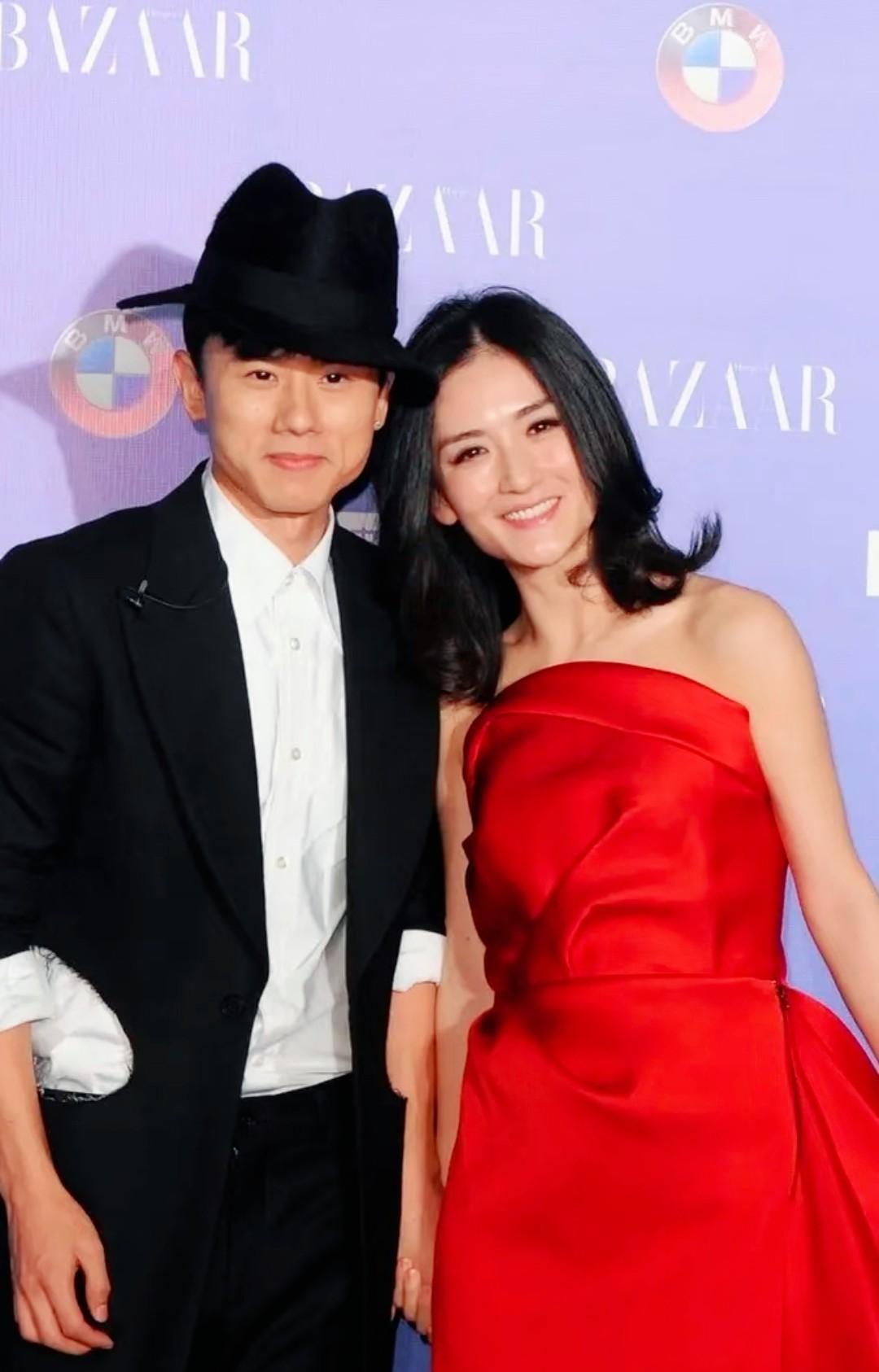 2007年，谢娜小心翼翼地给李静发了条短信，问她觉得张杰这人怎么样。
那股子忐忑