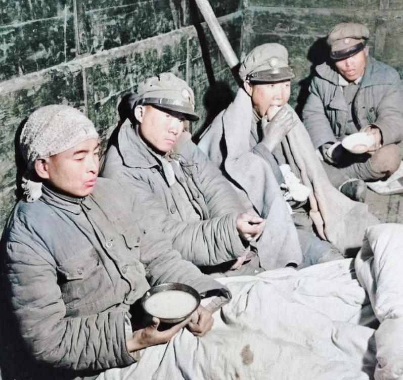 1948年12月，安徽双堆集。国民党一名副班长饿得发慌，摸进解放军阵地讨饭。连吞