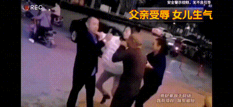女汉子打赢了，这回受伤的是花瓶男！她老实巴交的父亲在公园休憩时抽根烟，惹得一名泼