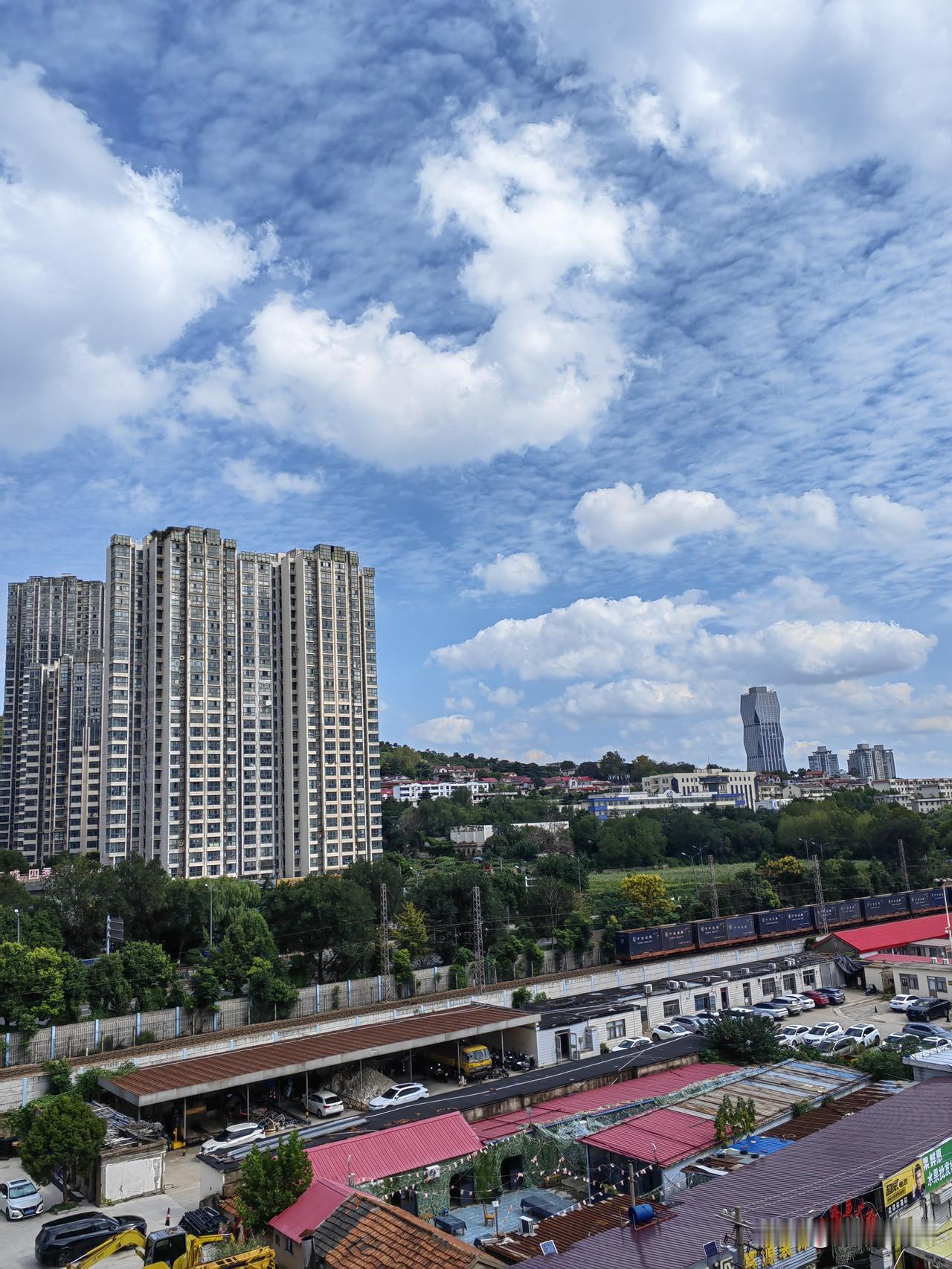 “九一八”随想九一八事变 今天是9月18日，上午10:00，防空警报响起。站在办