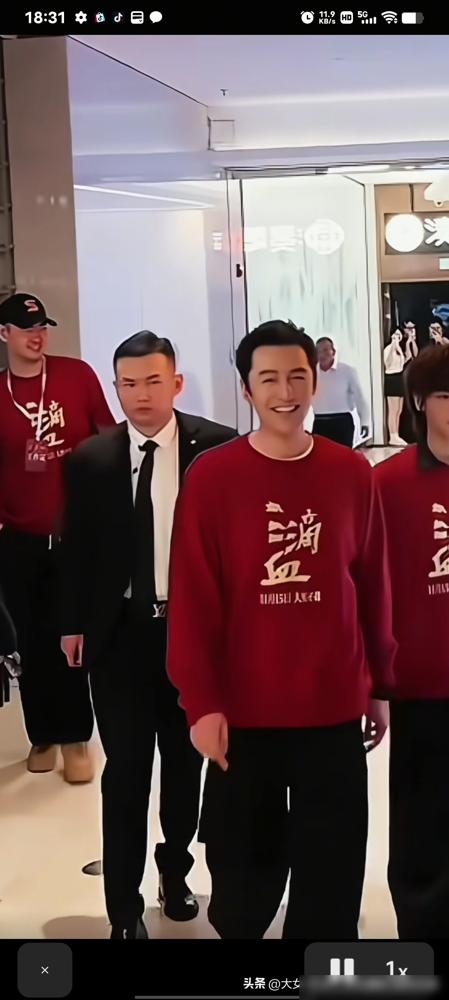 42岁的胡歌终于笑了！从深夜崩溃发自拍，到满头白发被嘲“断崖式衰老”，这一笑，我