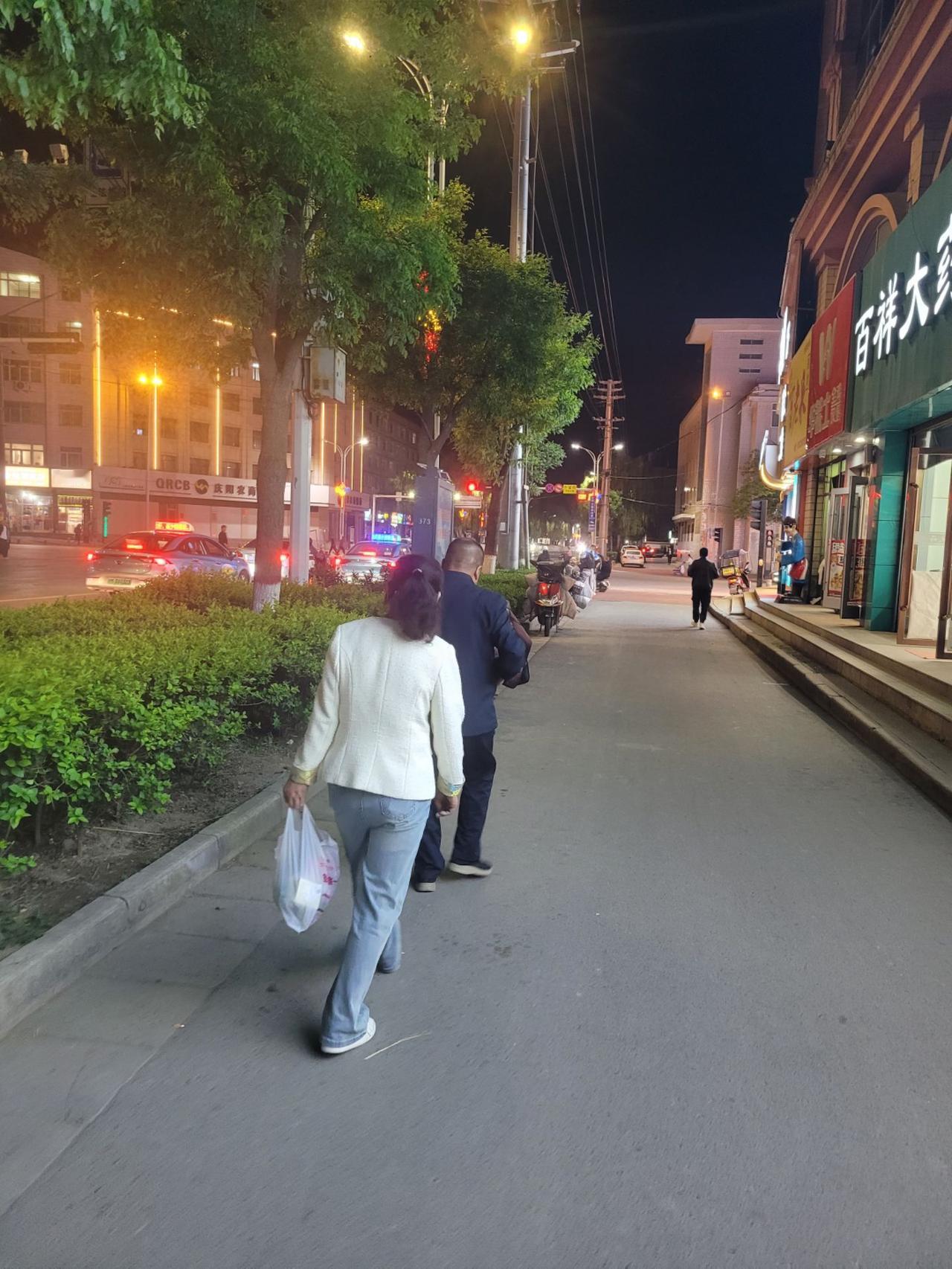 娘走那会儿，嘴里一直喊着大姐的名字。可远嫁大姐，那时候没能回来。她当年私奔，已经
