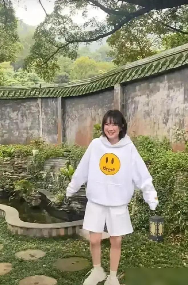 杀青当天，她掏现金结羊汤账剧组人全愣住。郭京飞那句“拍完请喝羊汤”本是玩笑，姚安