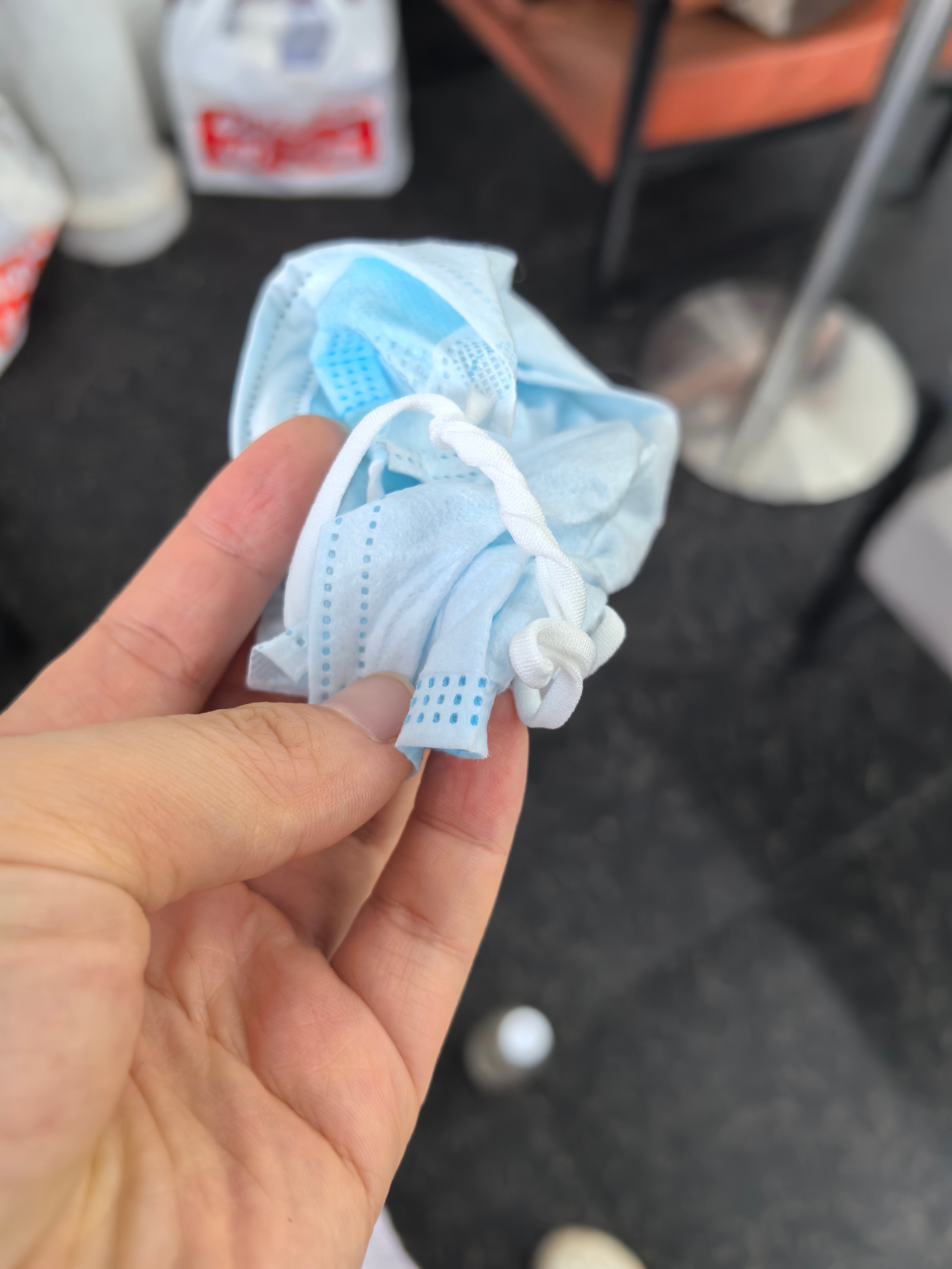 健身忘了带橡皮筋千万不要用他们那种黑细的，特别缠头发，实在没东西用的时候可以用口