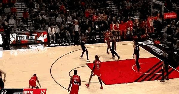 瀚森这一球处理的真“业余”。队友传的好球，稳拿的两分，结果被盖了个结实，白瞎了助