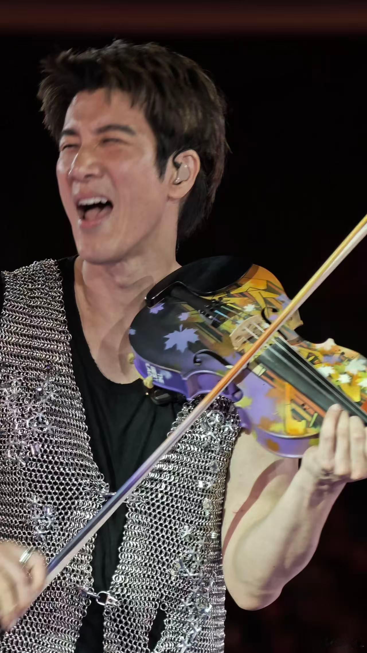 包邮区的雨在王力宏这不包邮了 谁能不感叹一句天选演唱会，包邮区惯常的阴雨，到王力