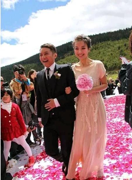李维嘉当年的欢乐照，他和吴昕走在花路上，他们笑得可开心了，他和秋瓷炫合影笑成了老