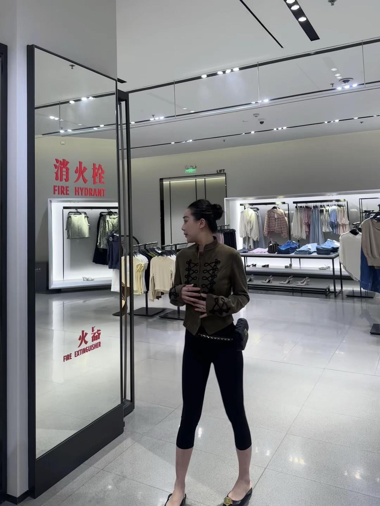 服装店老板娘体验逛街的乐趣穿搭 实况照片