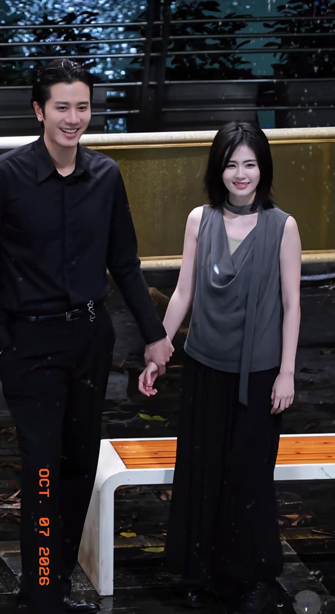 白鹿彭冠英，
戏里戏外都甜蜜蜜！   
佛山街头深夜牵手散步，白鹿和彭冠英被狗仔