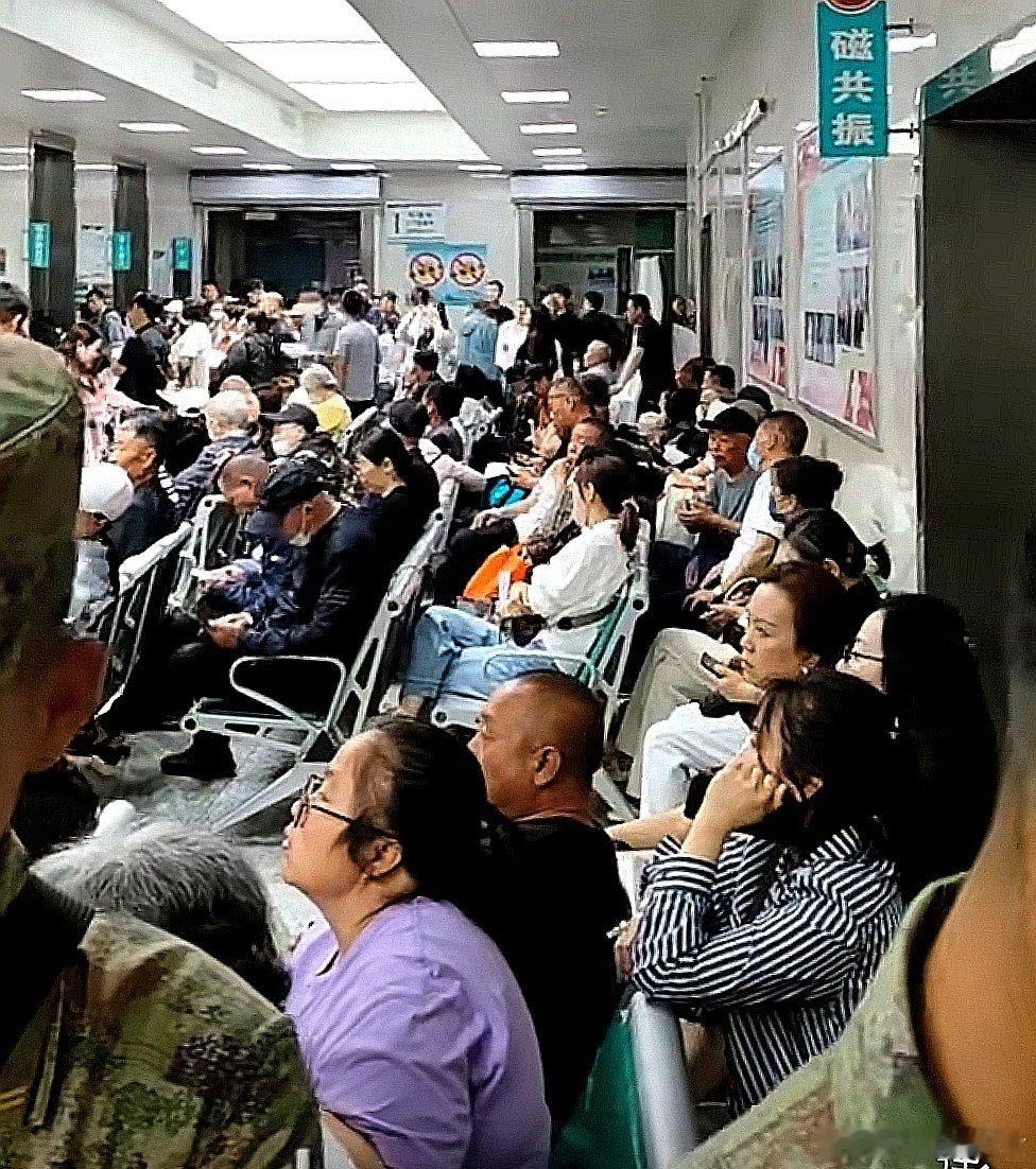中国大陆辽宁省沈阳市北部战区总医院（沈河院区），不知有多少人在排号做检查 