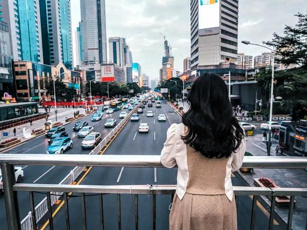 人这一辈子，
有一件事，
你以为最划算，其实最亏。

你以为少睡两小时就能多干两