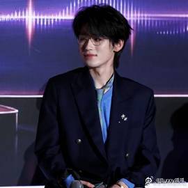 宋亚轩金丝眼镜西装杀国乐无双西装加金丝眼镜，简约而不简单，小宋的时尚感令人惊艳。