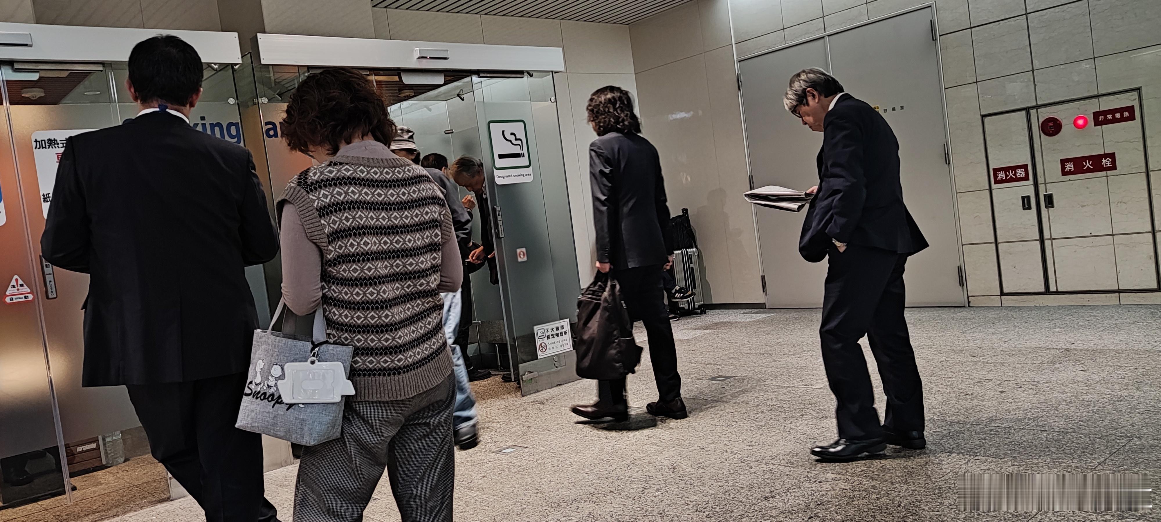 日本烟民是辛苦，抽口烟还得老老实实排队。好在这里的空气过滤绝对有保证。上次在阿贝
