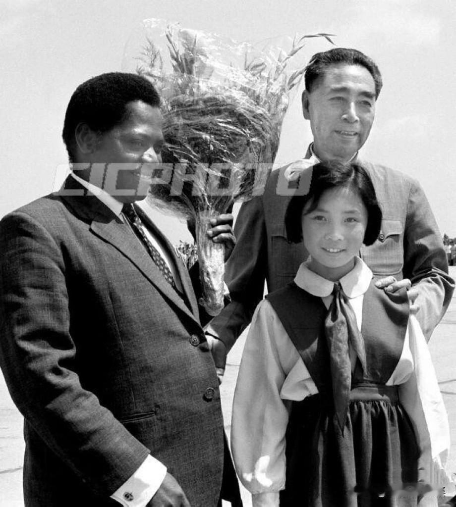 1964年6月11日，上周恩来总理在机场欢迎坦噶尼喀和桑给巴尔联合共和国第二副总