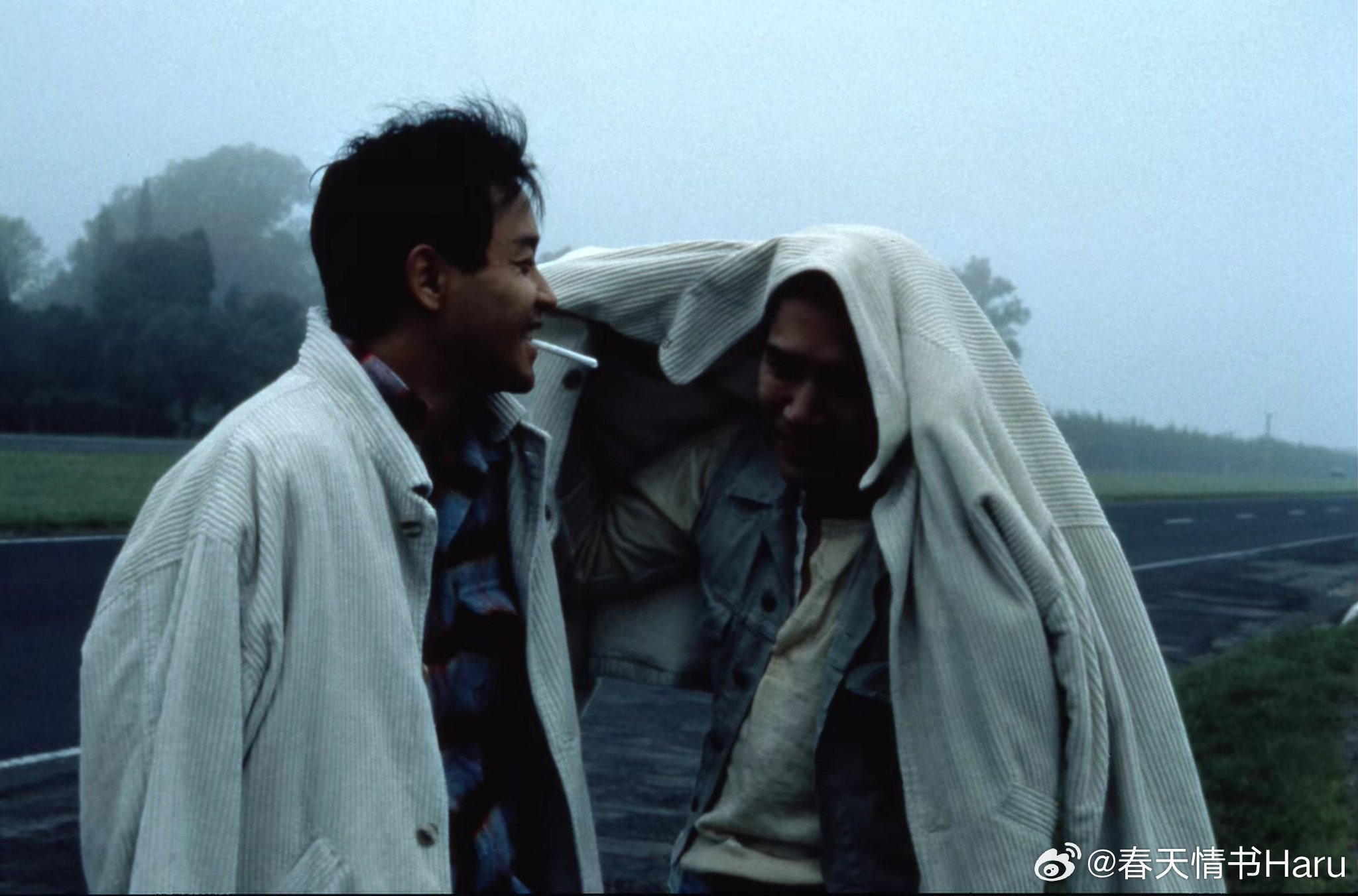 张国荣和梁朝伟在《春光乍泄》的一张片场照 