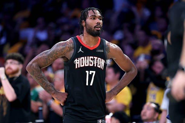 火箭这场表现最好的就是伊森了吧，除了最后时候刷了一个，算是没其他任何问题了。进攻