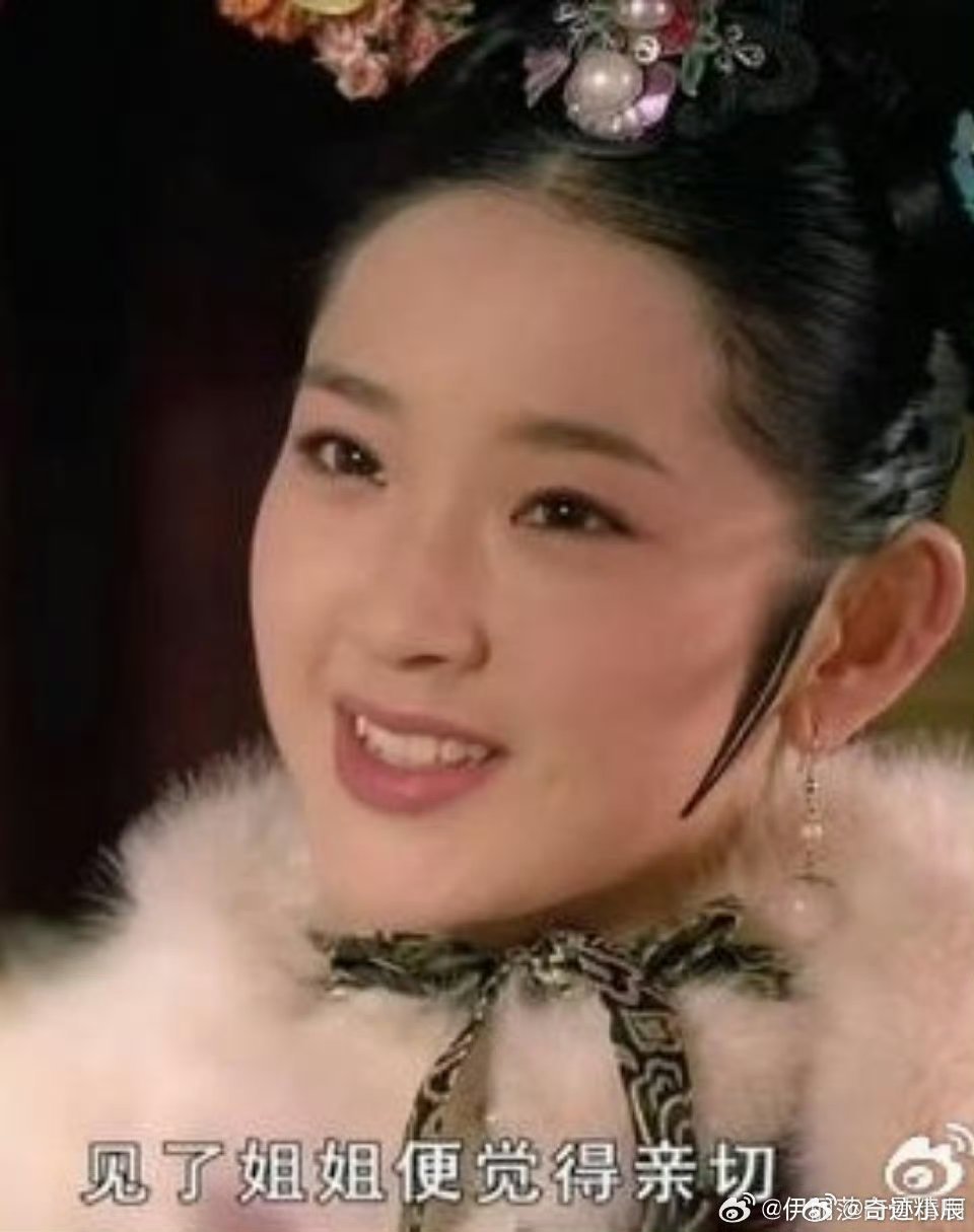 陶昕然唐艺昕坐在一起  安陵容祺贵人同框，见过大场面的姐姐妹妹直播时却有点小紧张