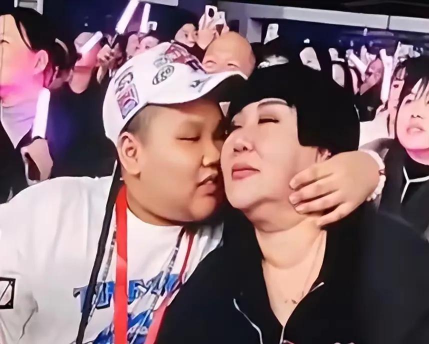 岳云鹏在西安开演唱会，郭德纲缺席，师娘王惠带着儿子郭汾阳来了。期间郭汾阳3次吻母