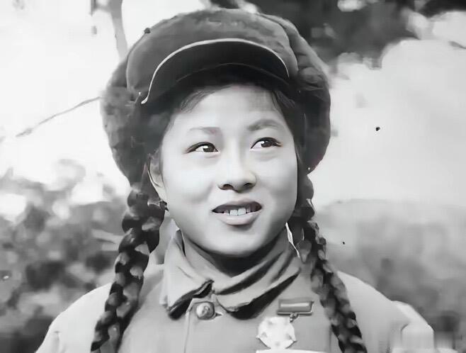 1951年，16岁女护士张道华，带着7名伤员突围时，眼睛被炸瞎、双腿被打断，陷入