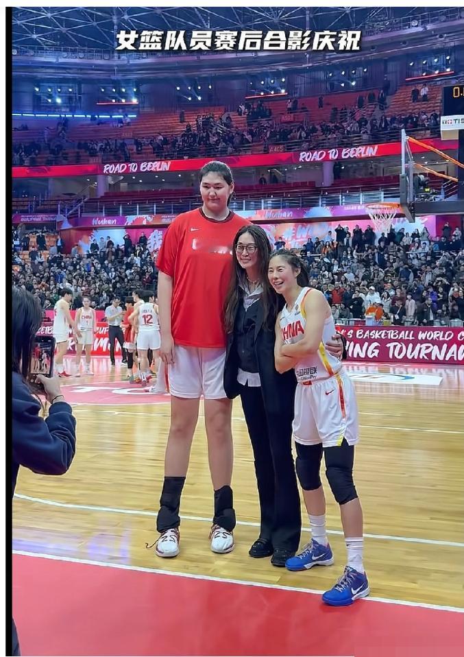 山东姑娘们笑了！
最暖心的画面终究还是来了。
世预赛中国女篮4胜1负晋级世界杯，