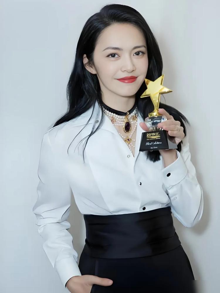 姚晨和曹郁这事，根本不算新闻，是“旧闻官宣”。
 
说是为了孩子，很多年前就分开