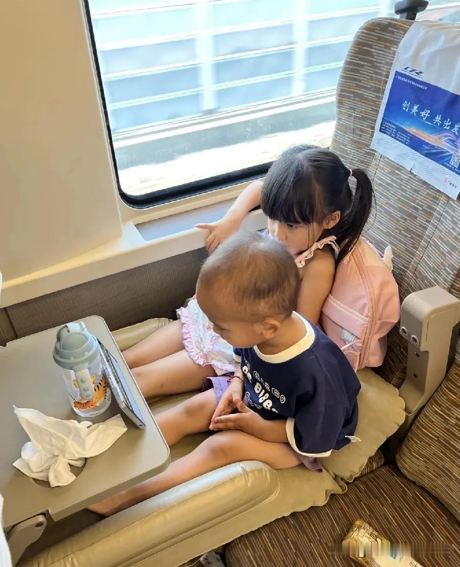 高铁被提醒两次 小声点 我真想怼回去现在的人对孩子的包容为零 相反的 对大声打电