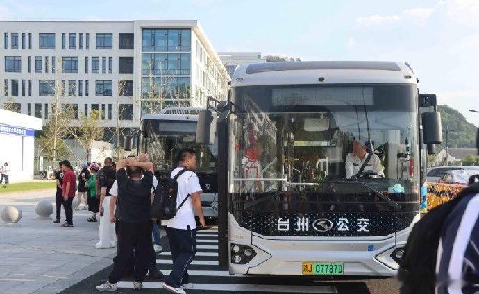 台州路桥同学们的专属公交来啦多部门联动开通校园专属公交，20 分钟一站直达，解决