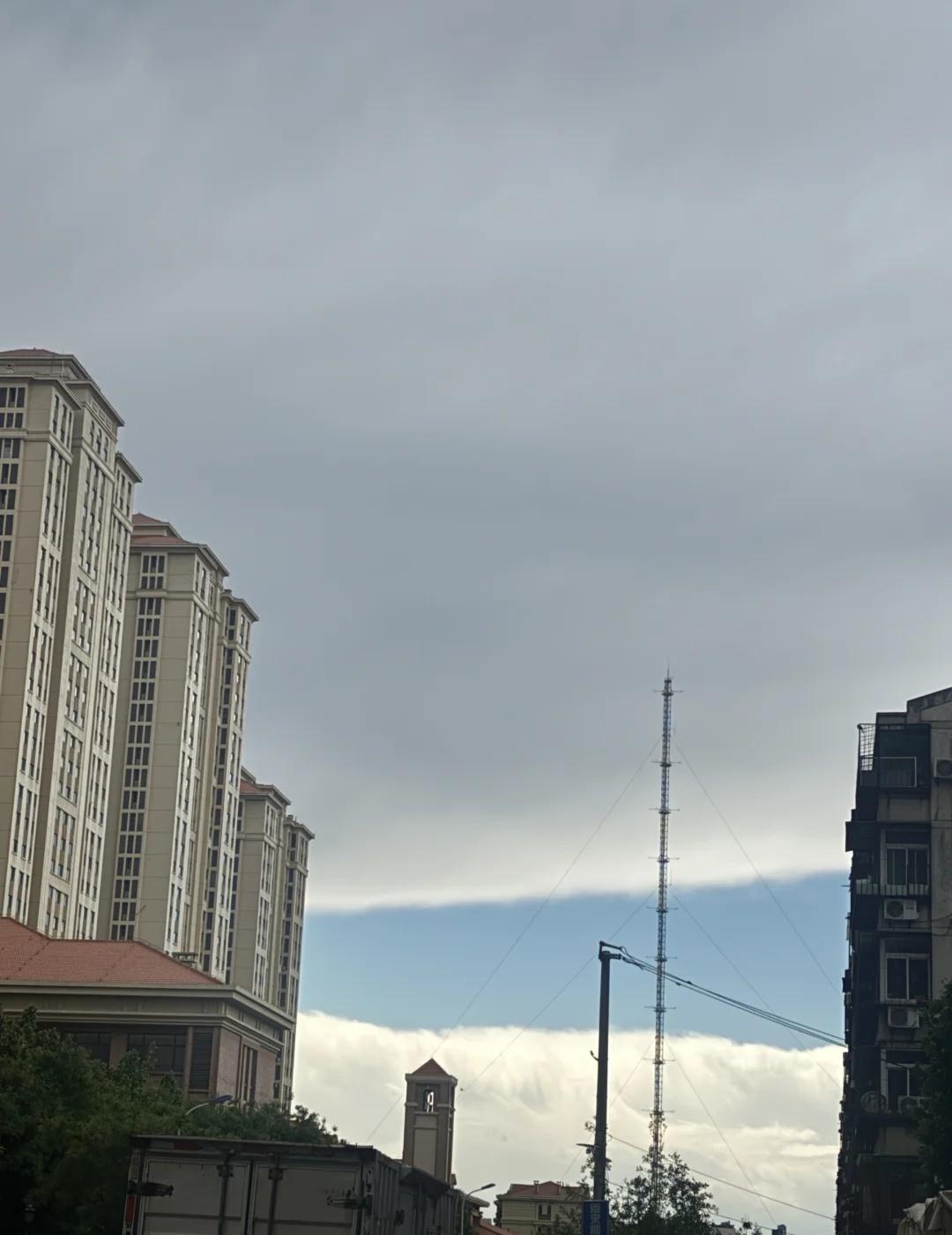 天津 哪位来了这是
太吓人了刚才 这天气
	
天津