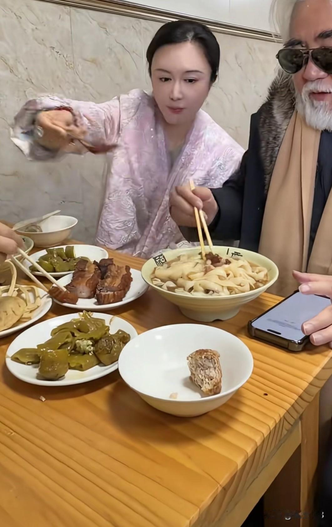 张纪中夫妻聚餐吃饭被抓拍，挺幸福的一家人！
张纪中这饭量也可以，不输年轻人，这一