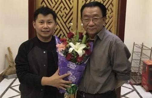 请问相声演员何云伟最后真的拜侯耀华先生为师父了吗？如果他真的又拜了侯耀华就一定是