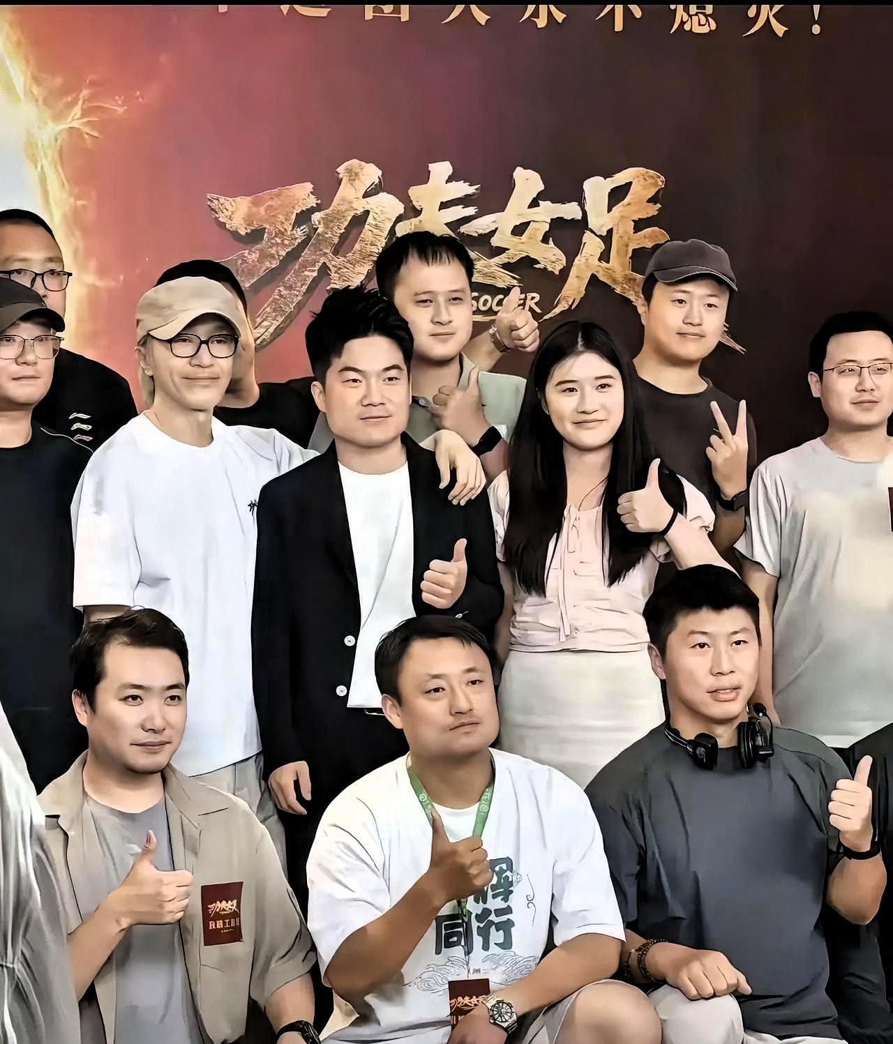 周星驰搭了一下董宇辉的肩膀。

就这么一下。

金像奖请不动的人，春晚约不到的人