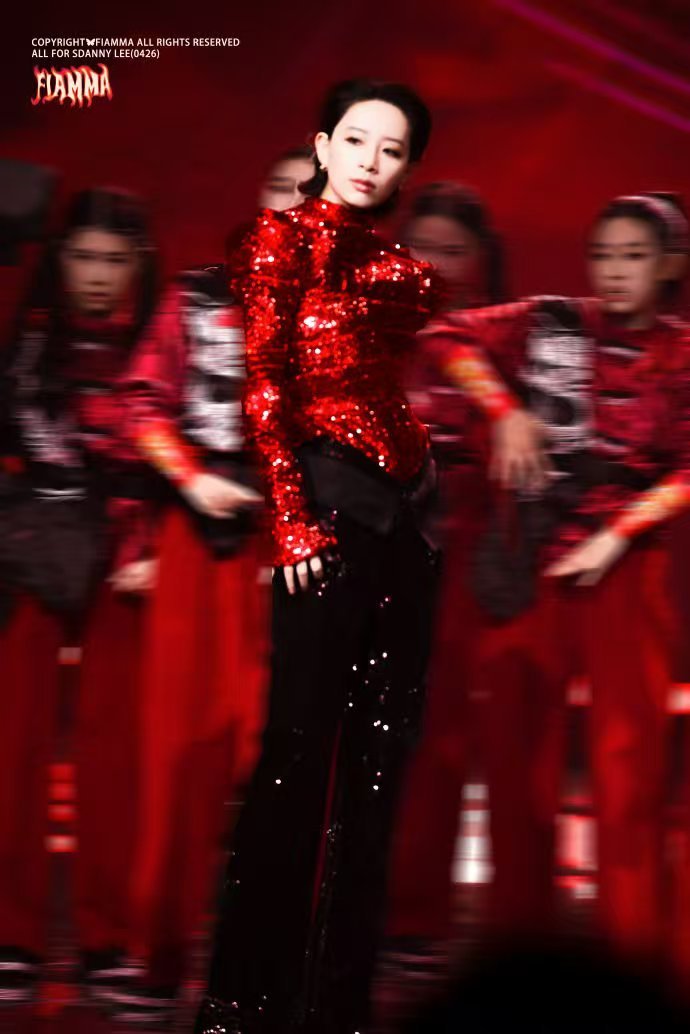 李斯丹妮一步一步到一首一首 李斯丹妮一步一个辉煌篇章，三台春晚连唱是她的高光时刻