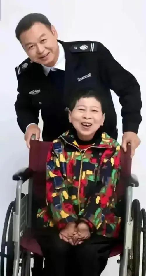 1988 年，湖南 21 岁女孩为了保护老板，奋不顾身与歹徒搏斗，最终被连捅 9