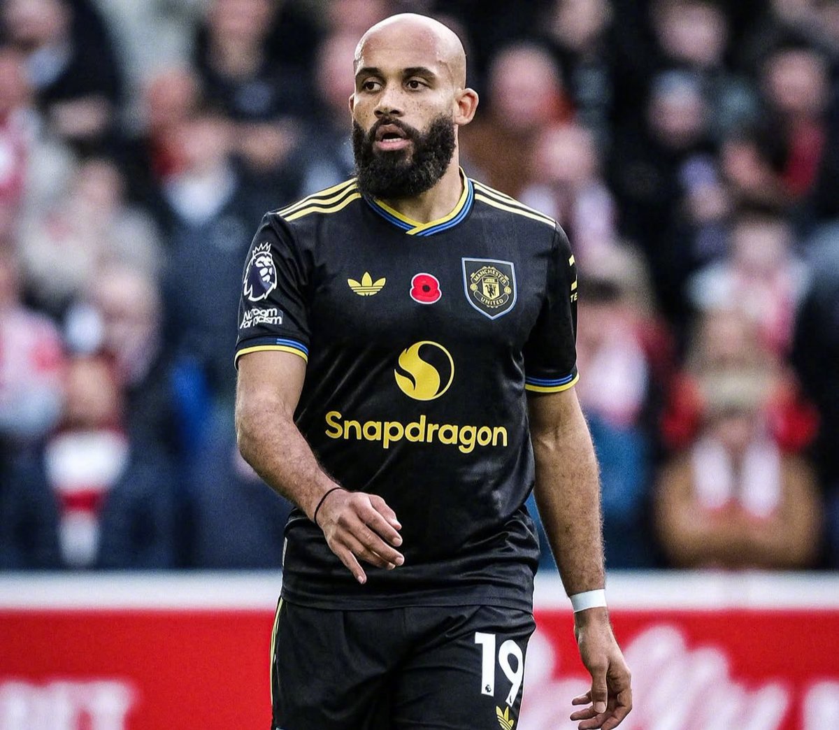 📢 曼联将在明天对阵狼队的比赛中身穿第三客场球衣！ 