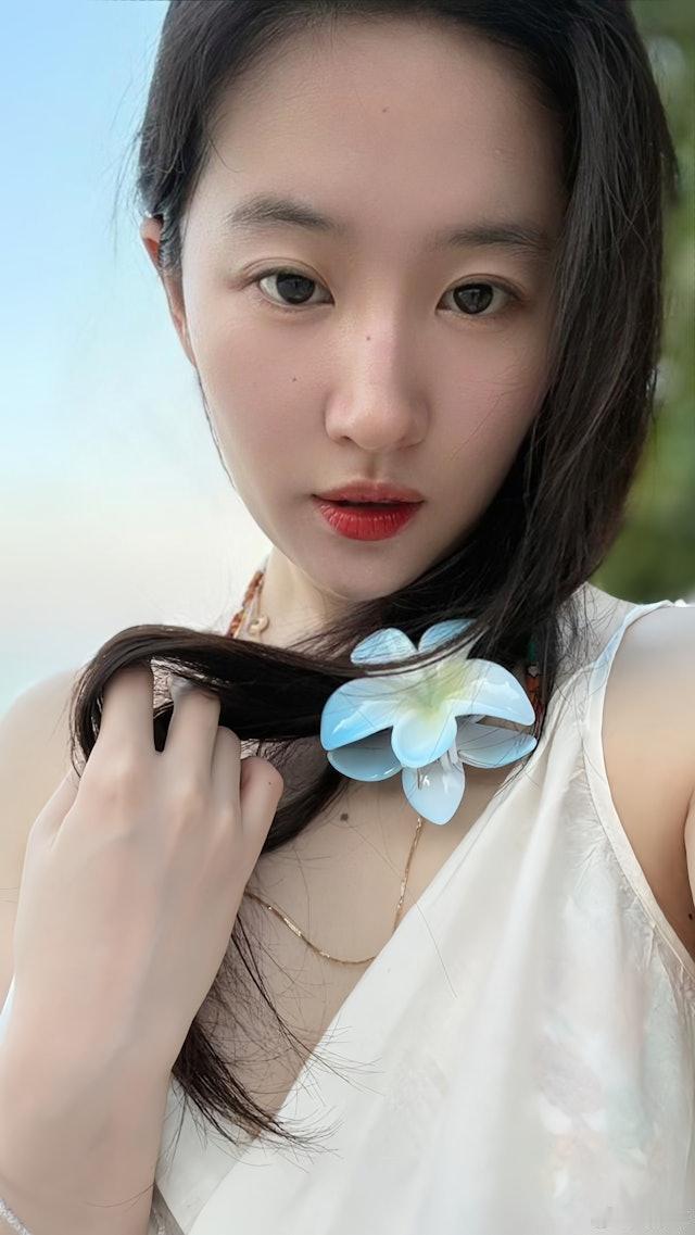 内地85花顶流女演员刘亦菲，今年凭热播剧集新作《玫瑰的故事》再次成为观众宠儿，为